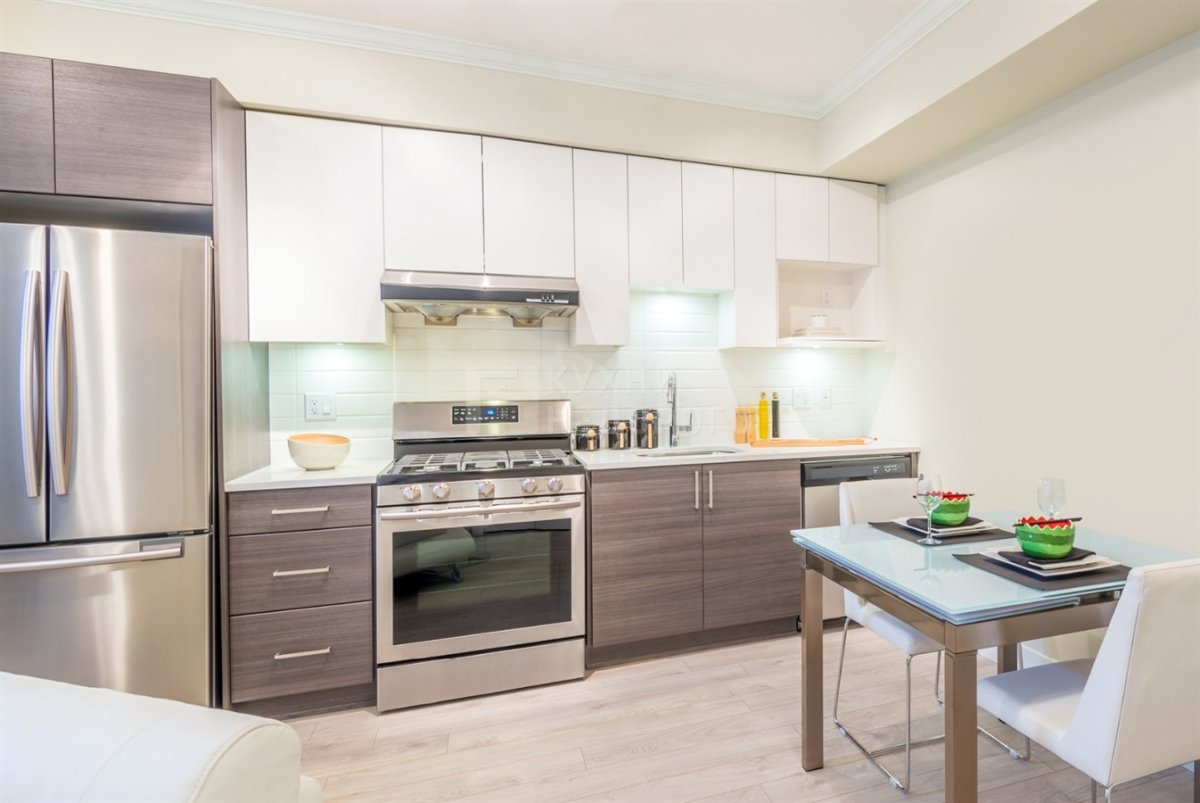 Угловая кухня с холодильником