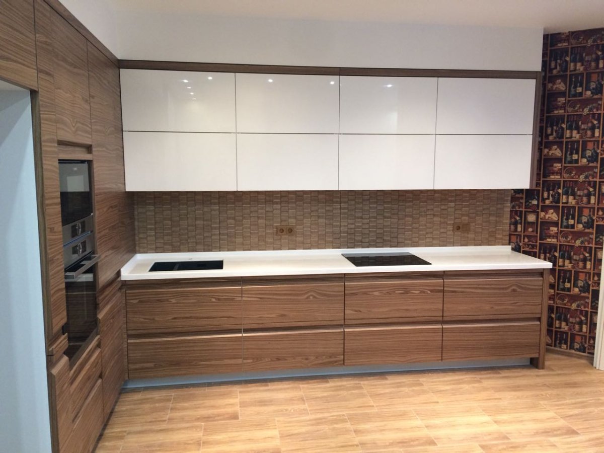 Кухня в бежевых тонах с темной столешницей