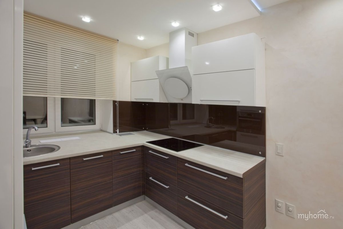 Кухня Верхние шкафы белые нижние темные