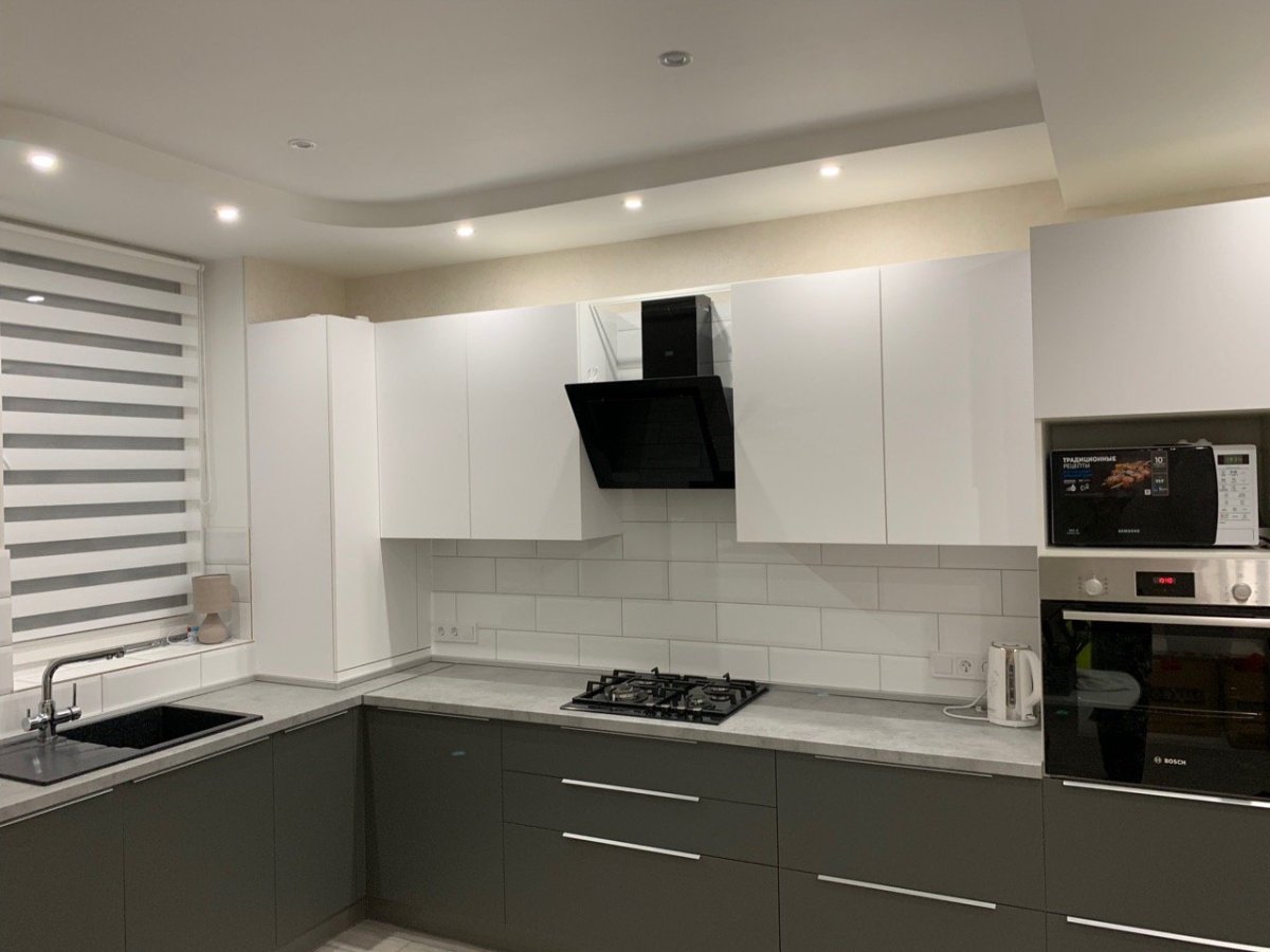 Бежевая кухня с черной столешницей