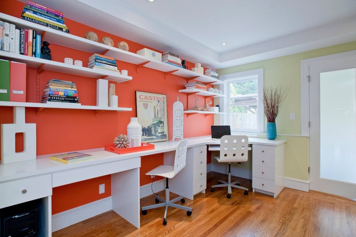 Полки над письменным столом