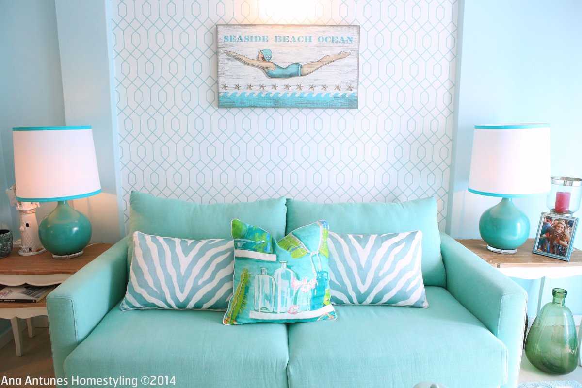 Мятный диван в интерьере