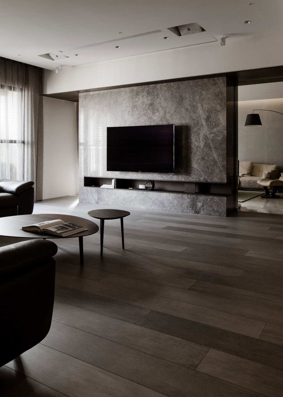 Гостиная с керамогранитом на стене