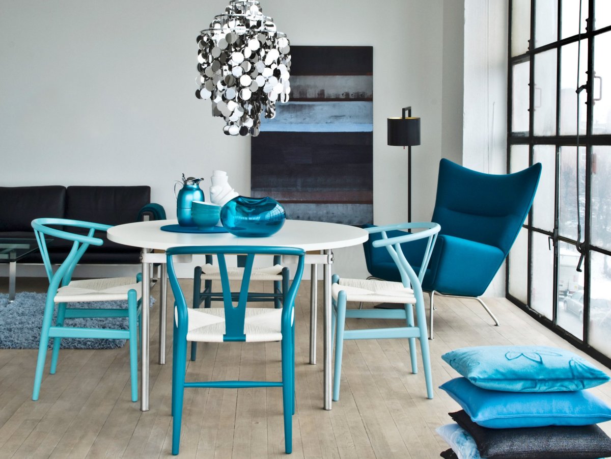 Белая кухня с бирюзовыми шторами