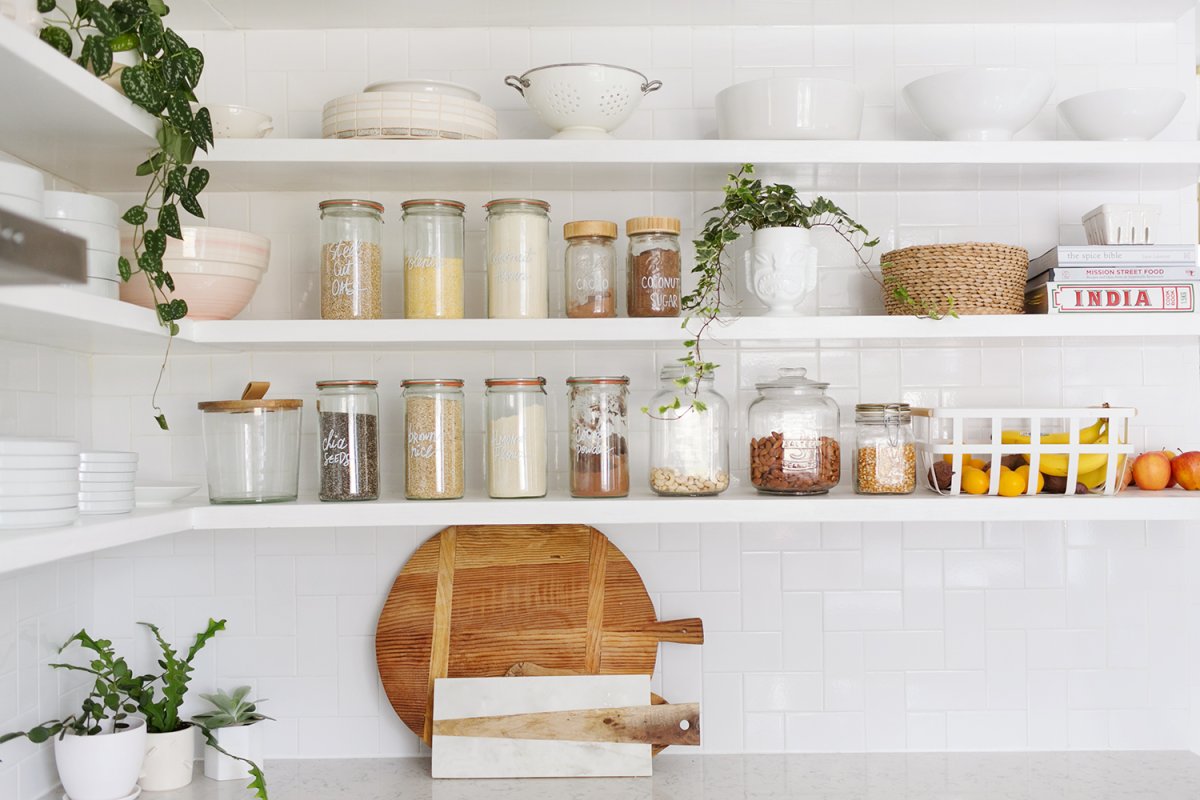 Белые кухонные полки