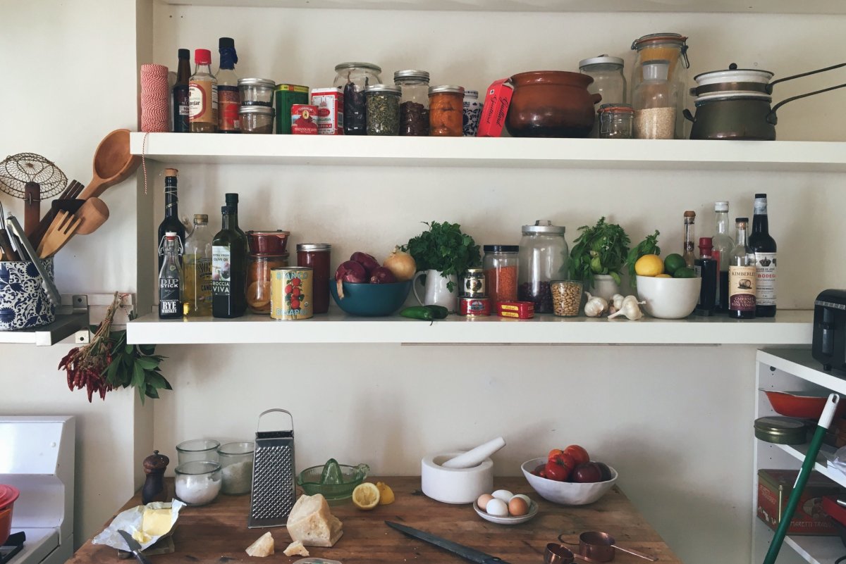 Открытые полки кухни медная посуда