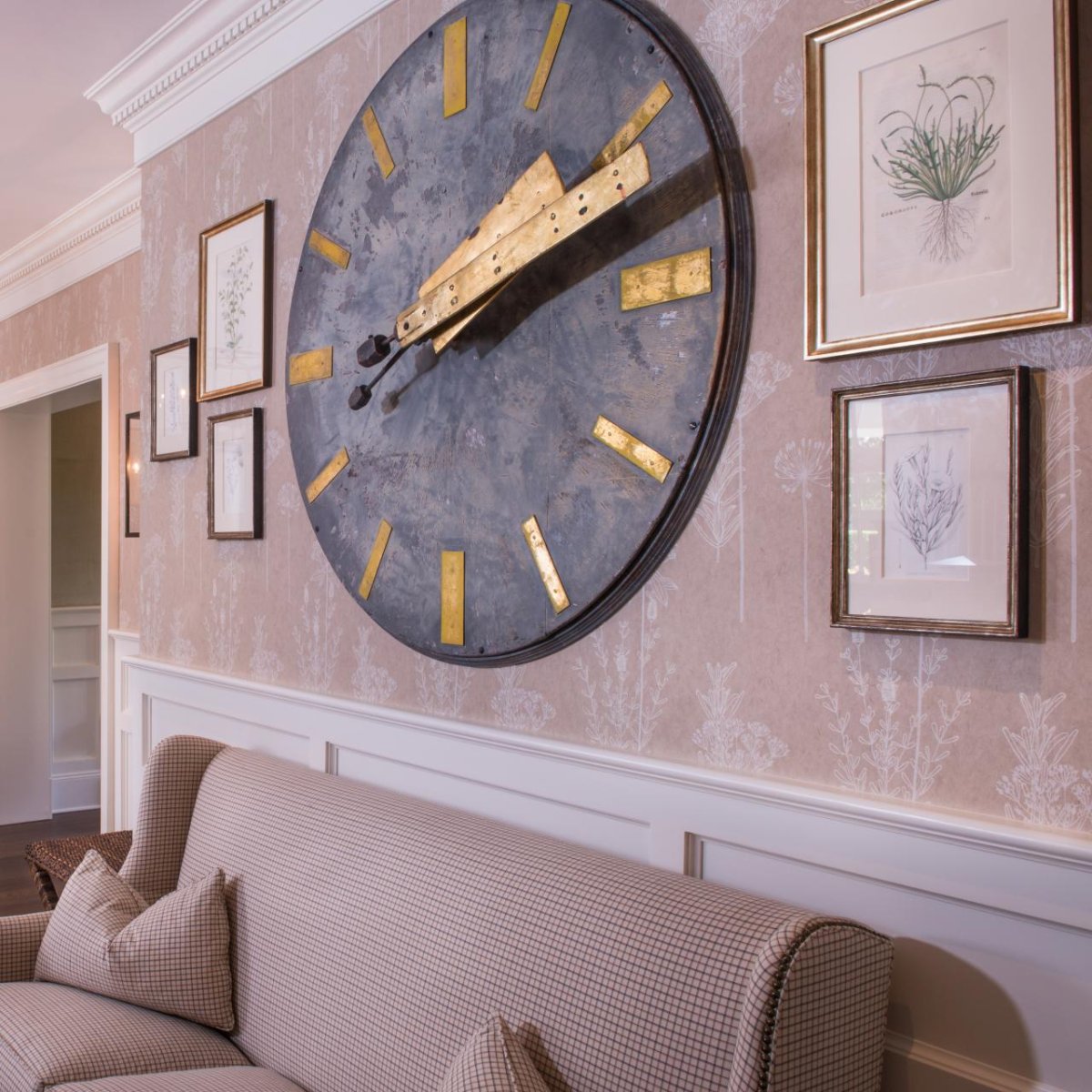 Часы в прихожую настенные