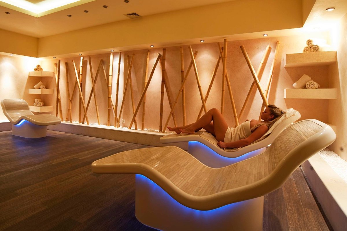 Спа зона в частном доме с ванной