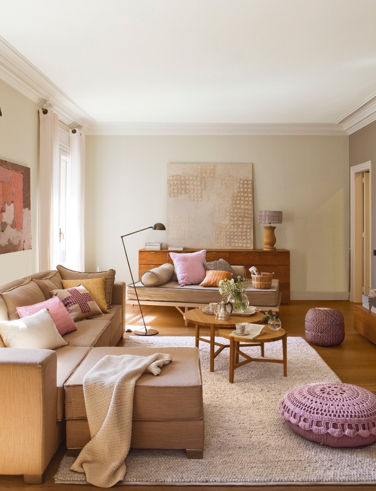 Персиковые стены в спальне