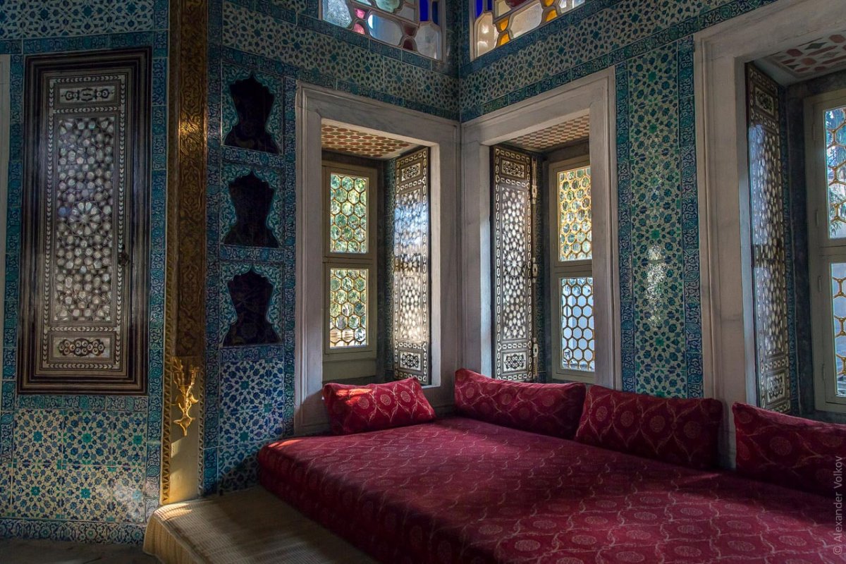 Изразцы на фасаде Сюннет одасы в Топкапы