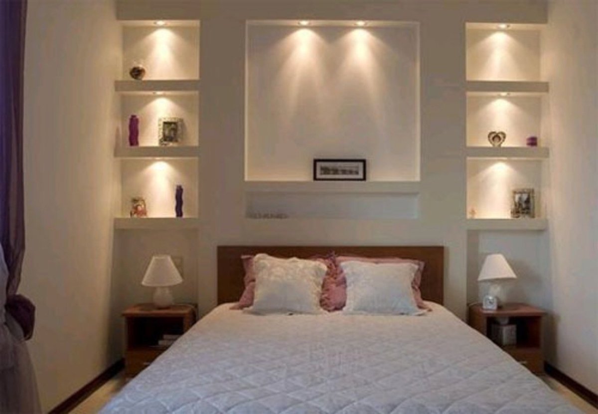 Полка над кроватью с подсветкой
