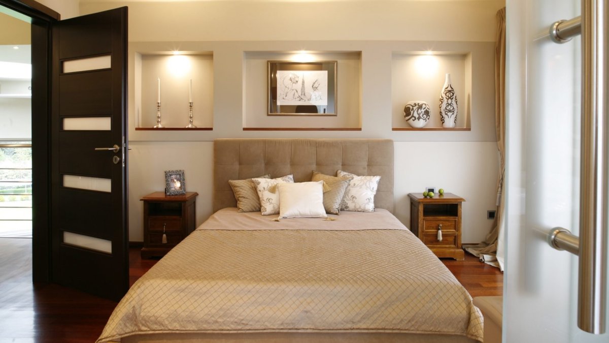 В спальню навесные шкафы над кроватью современные