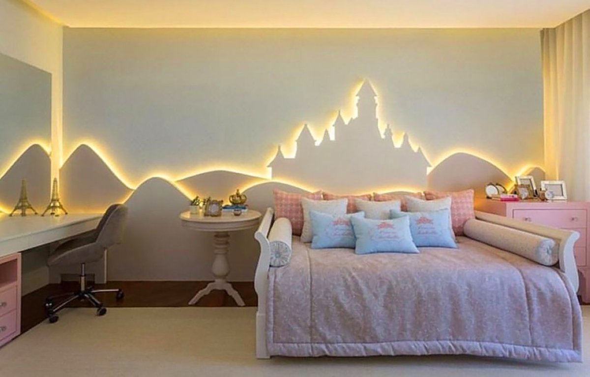 Однотонная стена с подсветкой в спальне