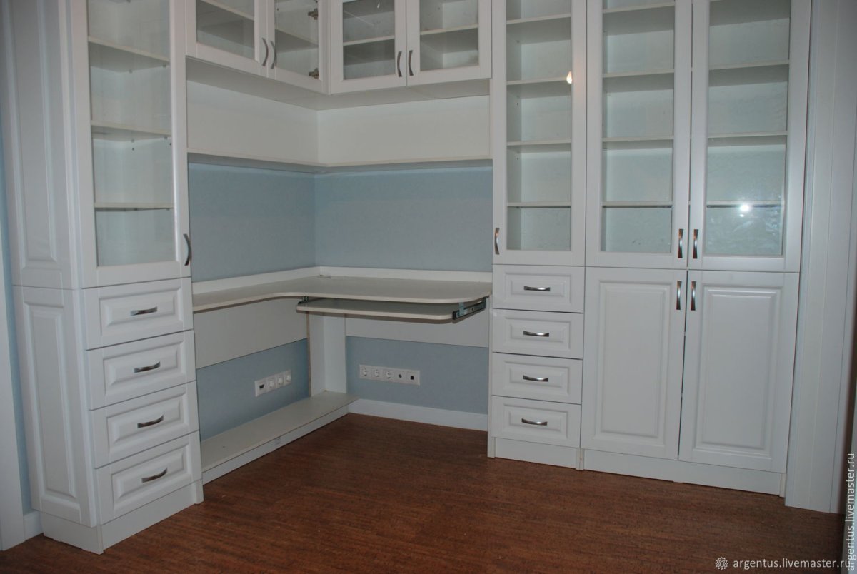 Письменный стол встроенный в шкаф