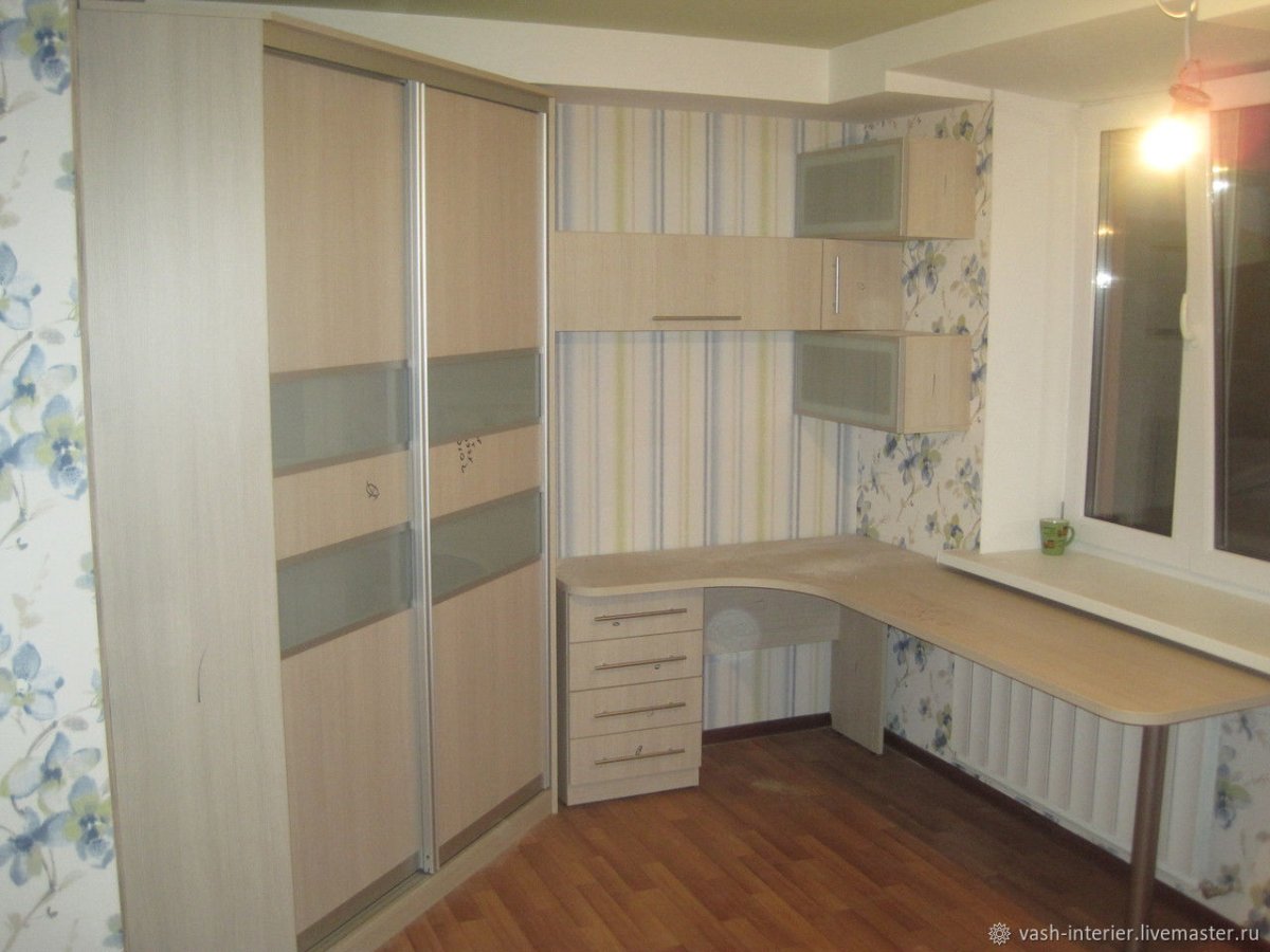 Угловая рабочая зона со шкафом