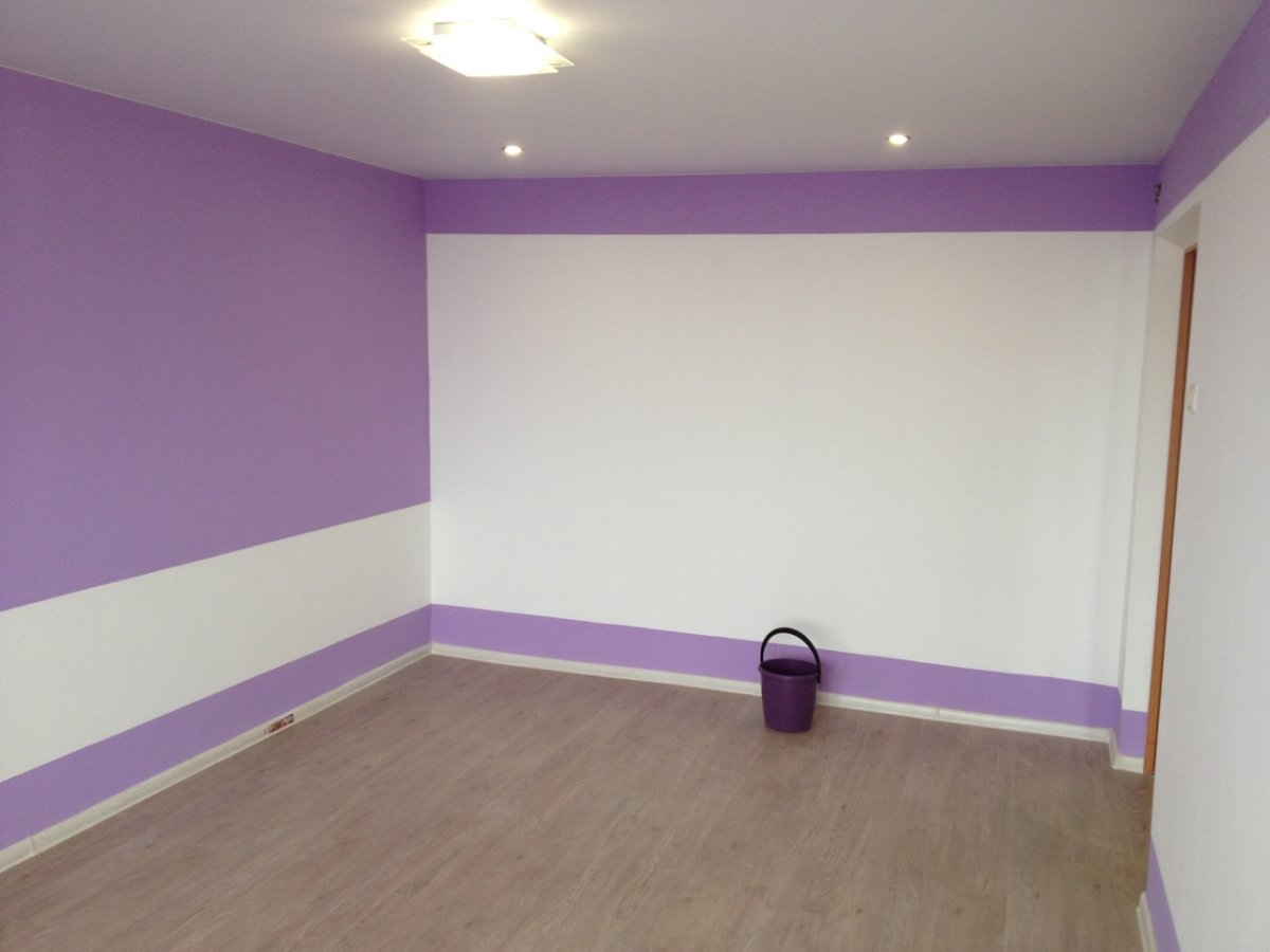 Покраска стен фиолетовый
