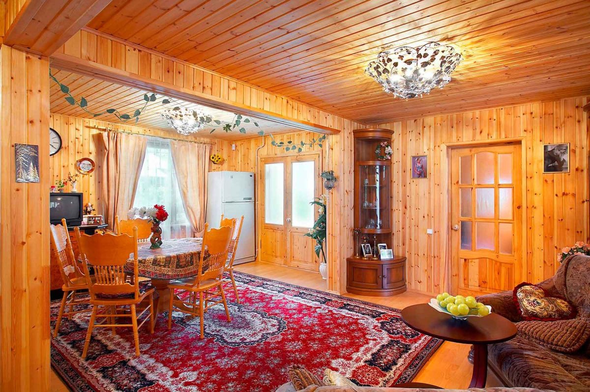 Кухня-гостиная в деревянном доме