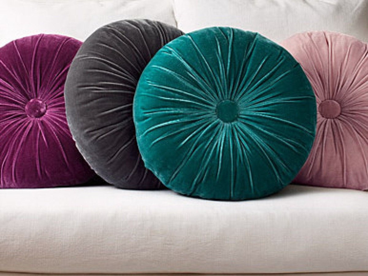 Зеленая круглая подушка на кровать