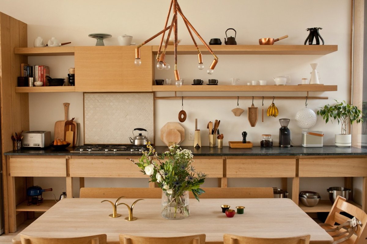 Кухня с полками вместо навесных шкафов