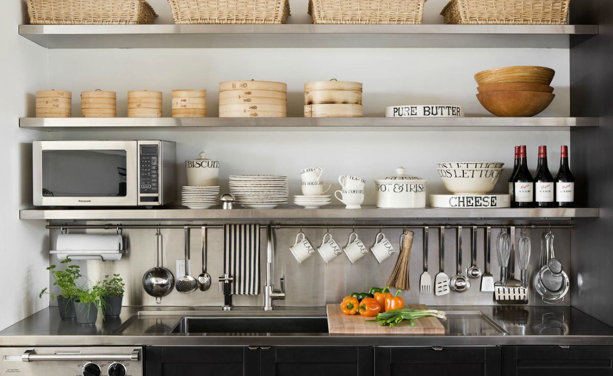 Открытые полки на кухне