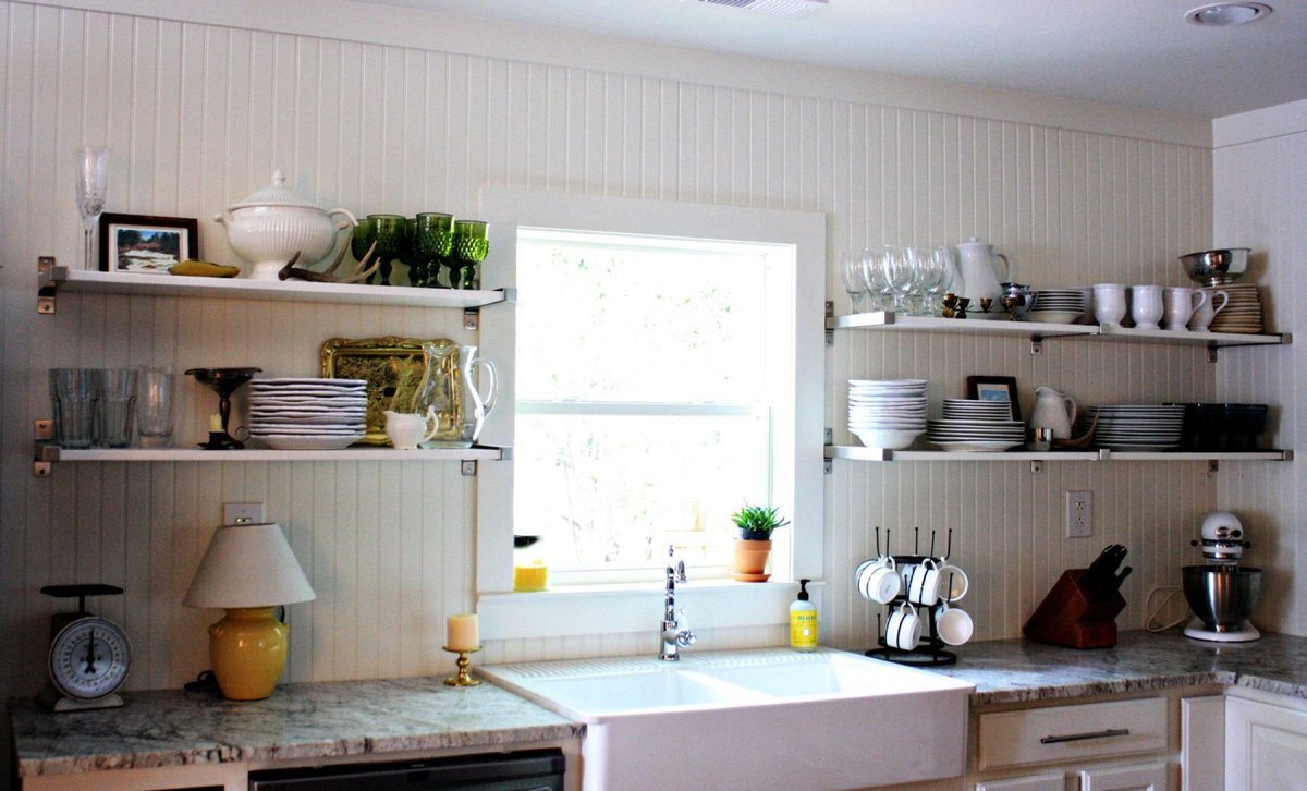 Зеленая кухня с открытыми полками