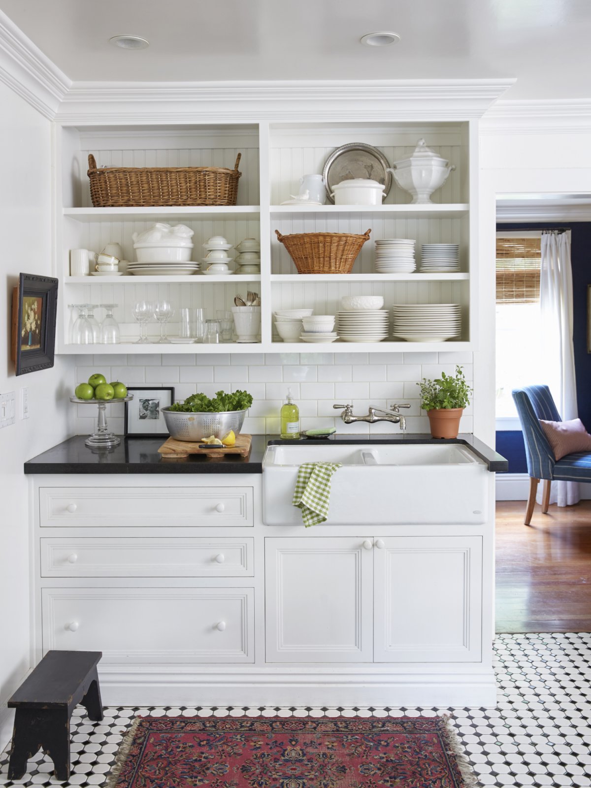 Дачная кухня с открытыми полками