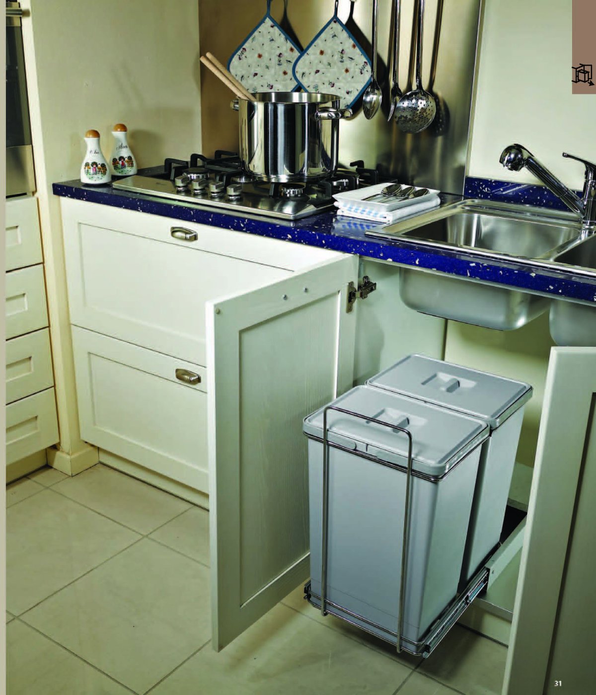 Мусорное ведро под раковиной на кухне