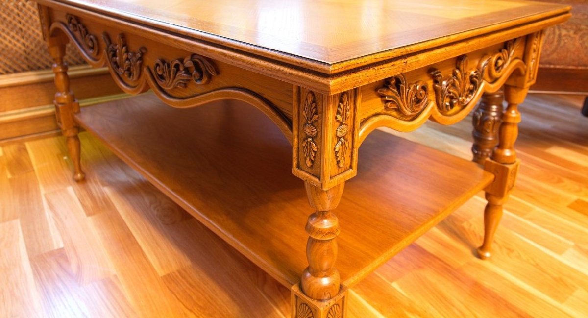 Журнальный столик с резными ножками