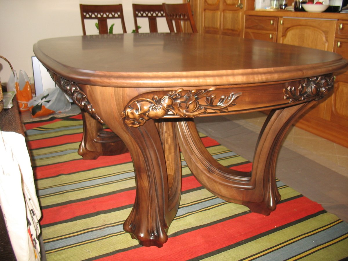 Массивный деревянный стол