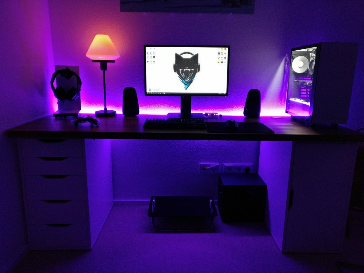 Компьютерный стол с подсветкой