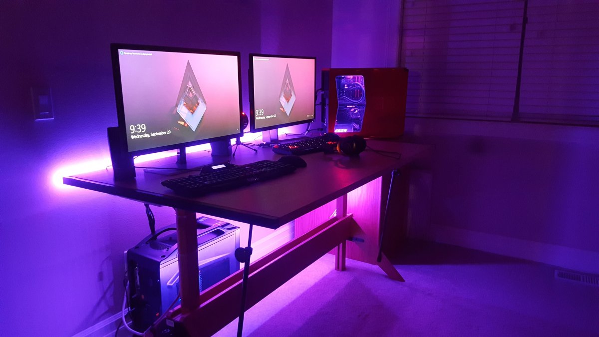 Компьютерный стол с подсветкой