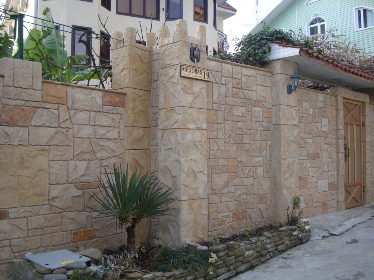 Декоративная отделка забора