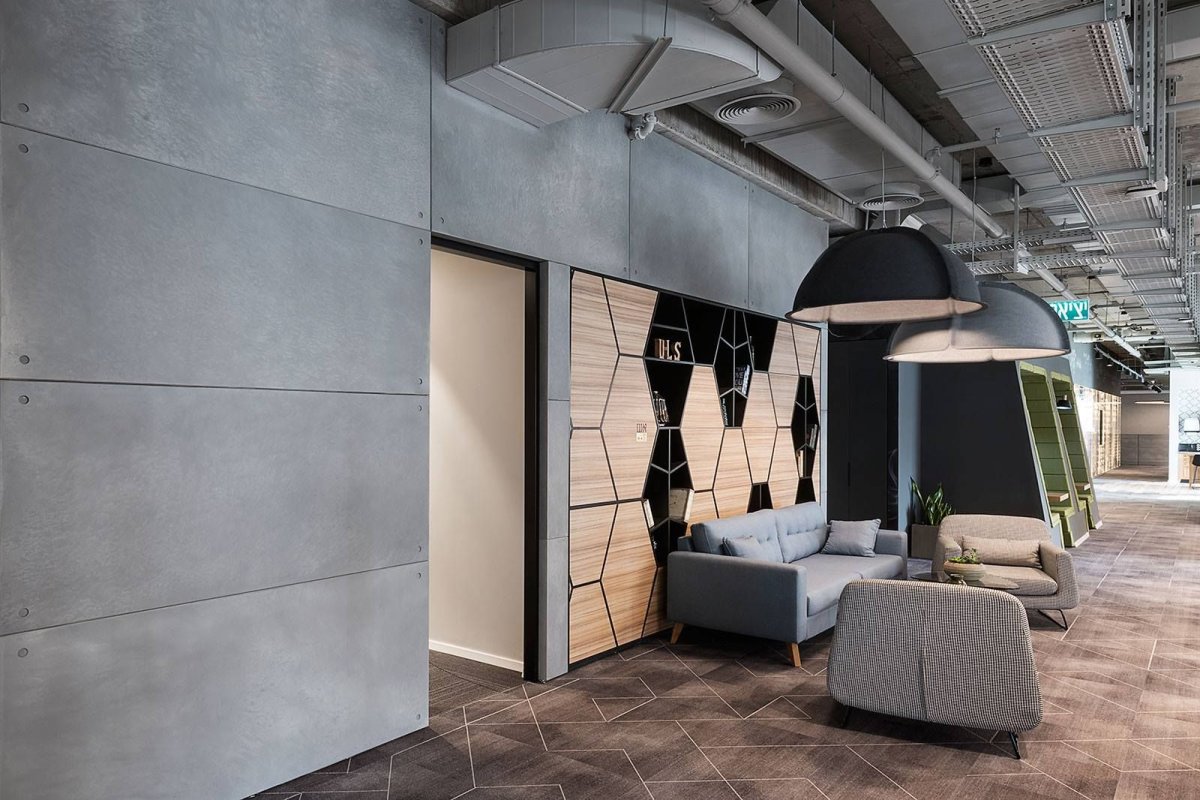 Гардеробная арт бетон в кафе