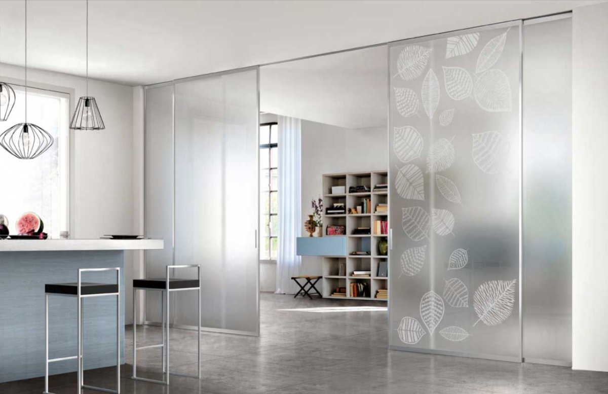 Матовые стеклянные перегородки в кухне