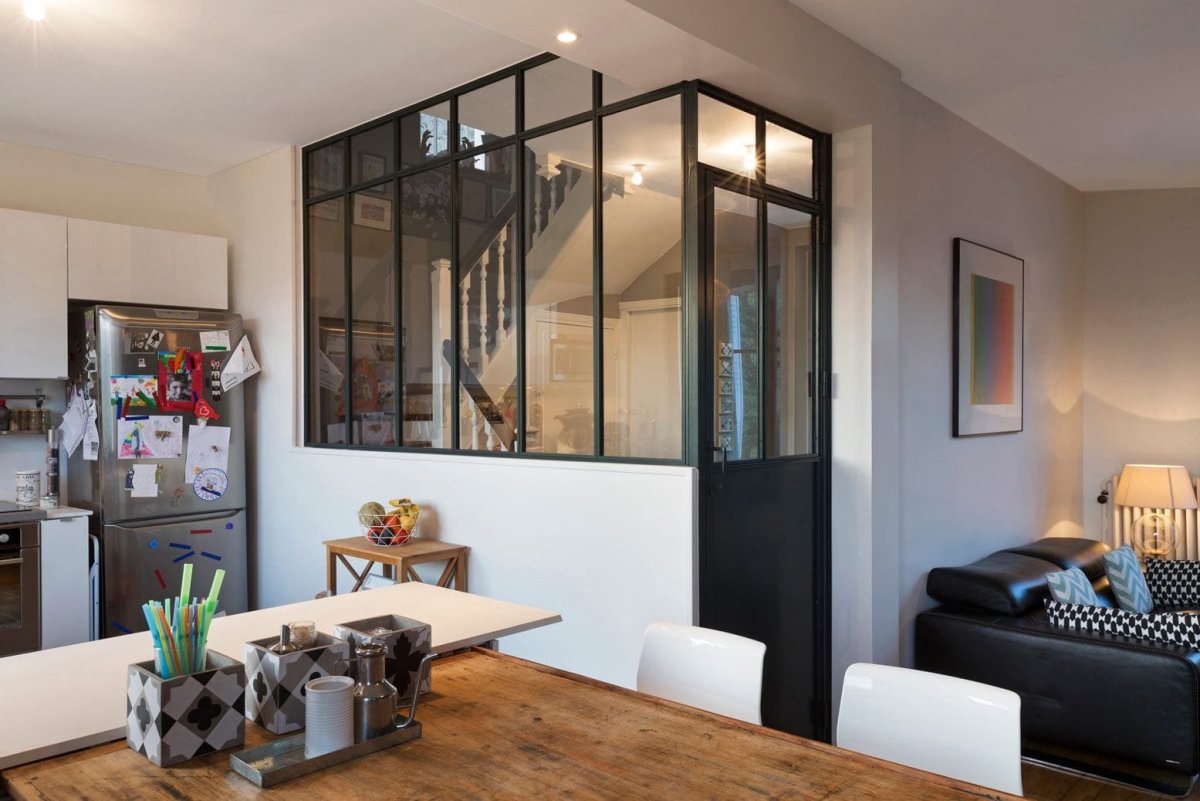 Стеклянная перегородка между кухней и гостиной