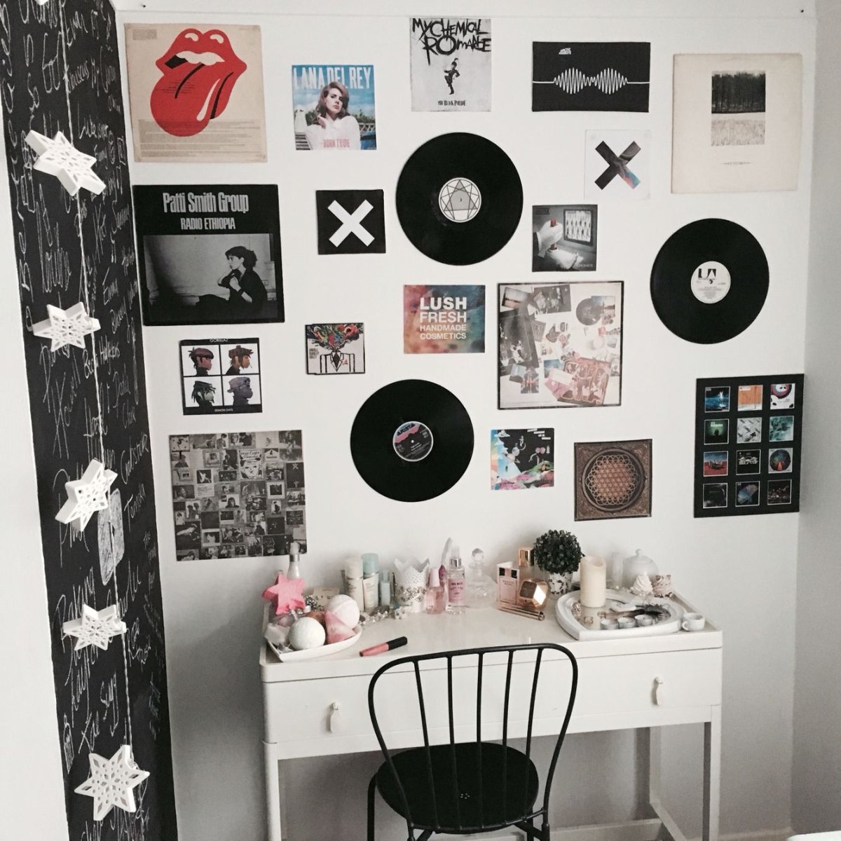 Комната с пластинками на стене