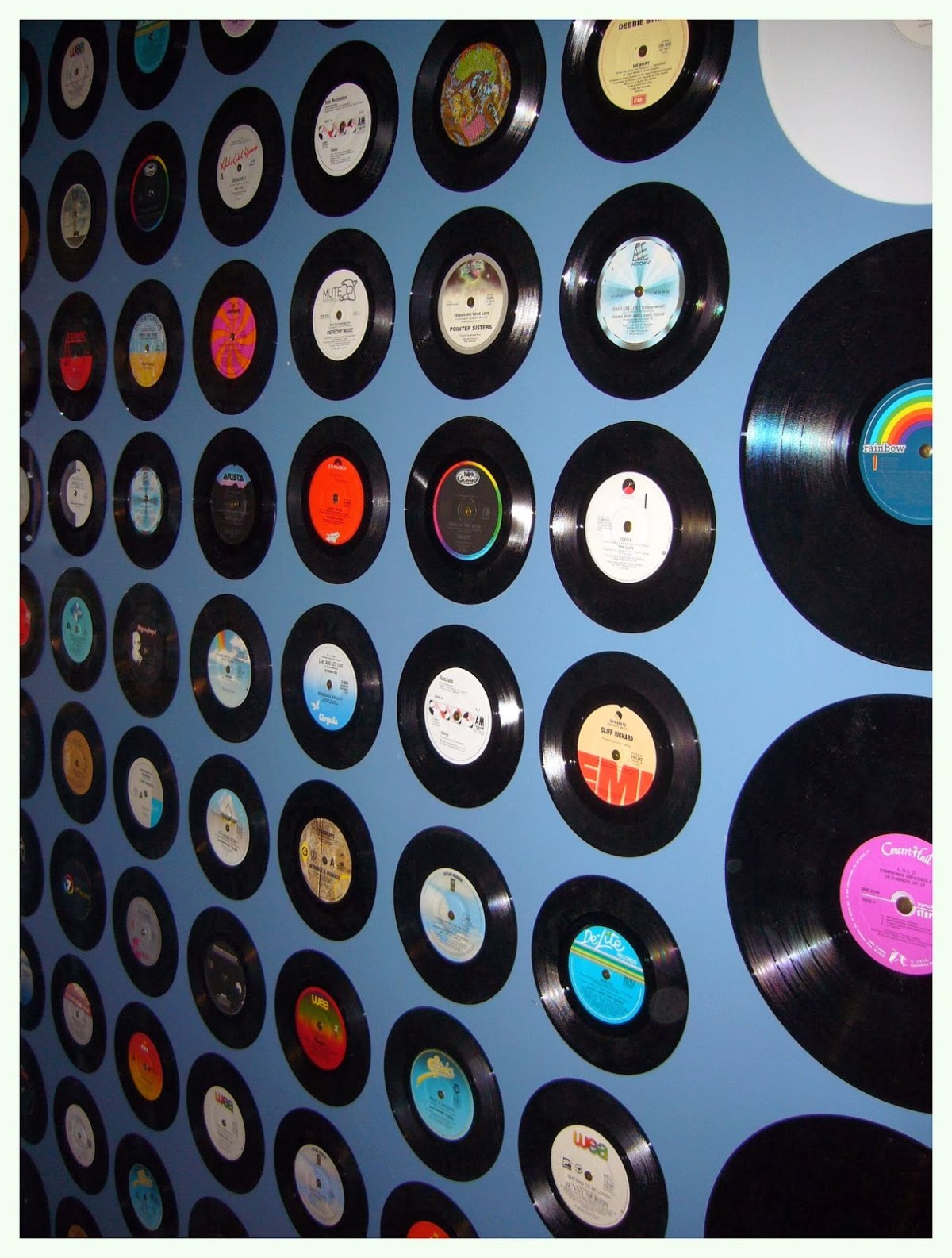 Виниловые пластинки и постеры в интерьере