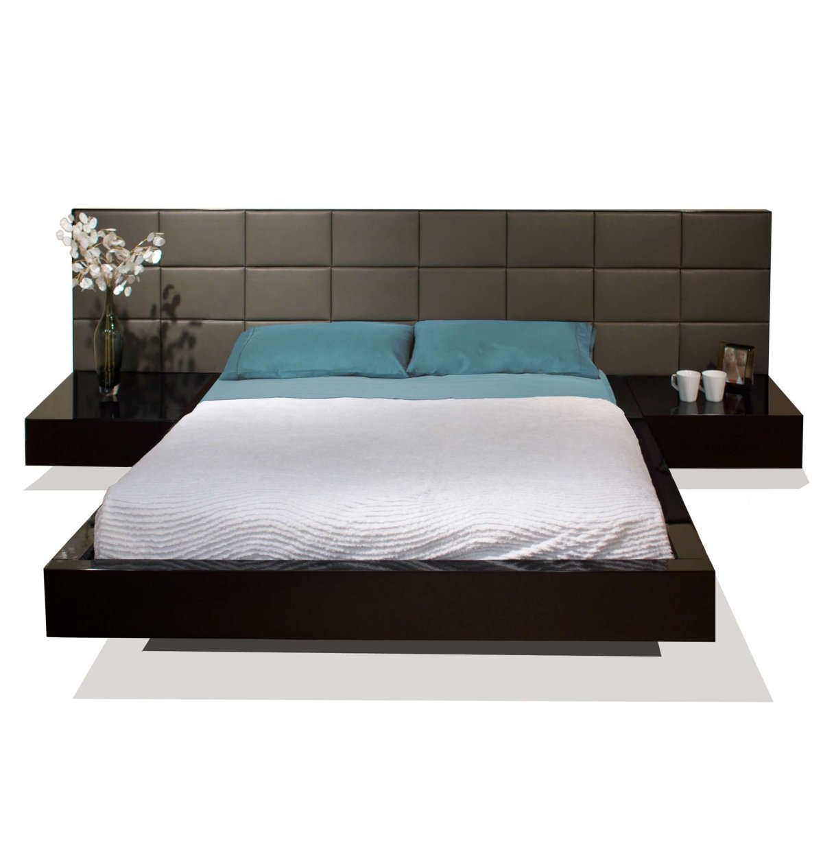 Двуспальная кровать застеленная