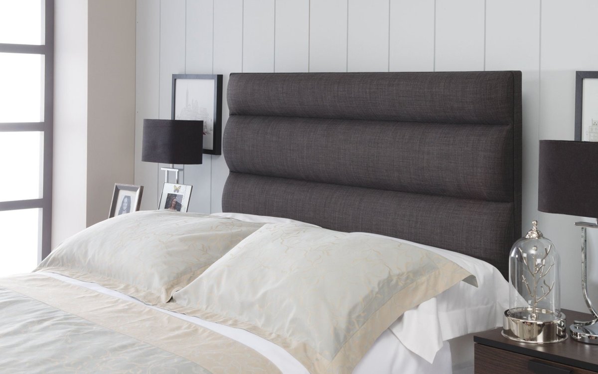 Кровать вид спереди в спальне