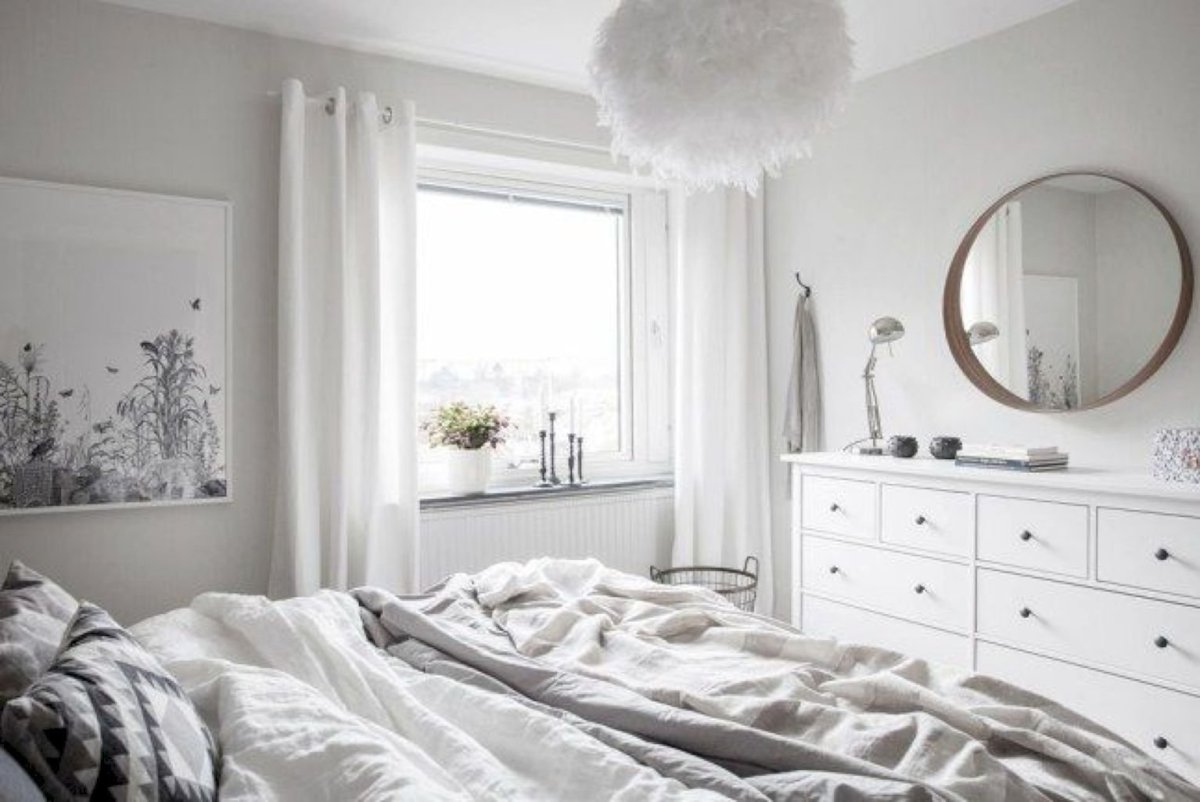 Рамки на комоде белом с фото