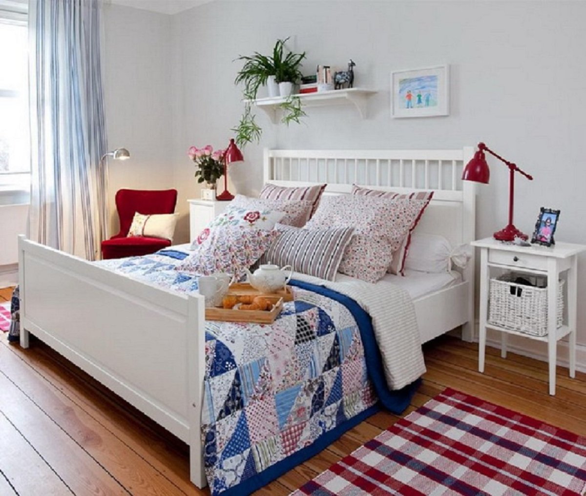 Спальня в скандинавском стиле с телевизором