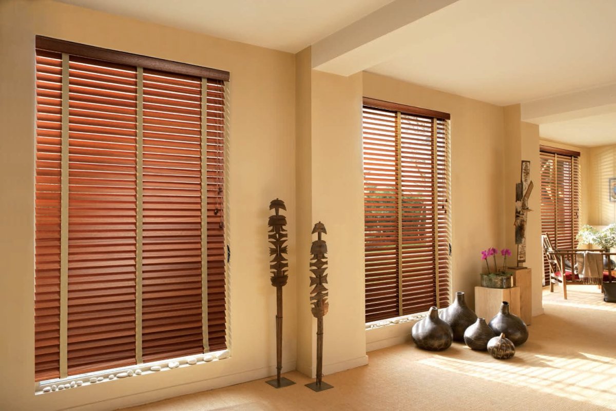 Деревянные жалюзи в интерьере гостиной