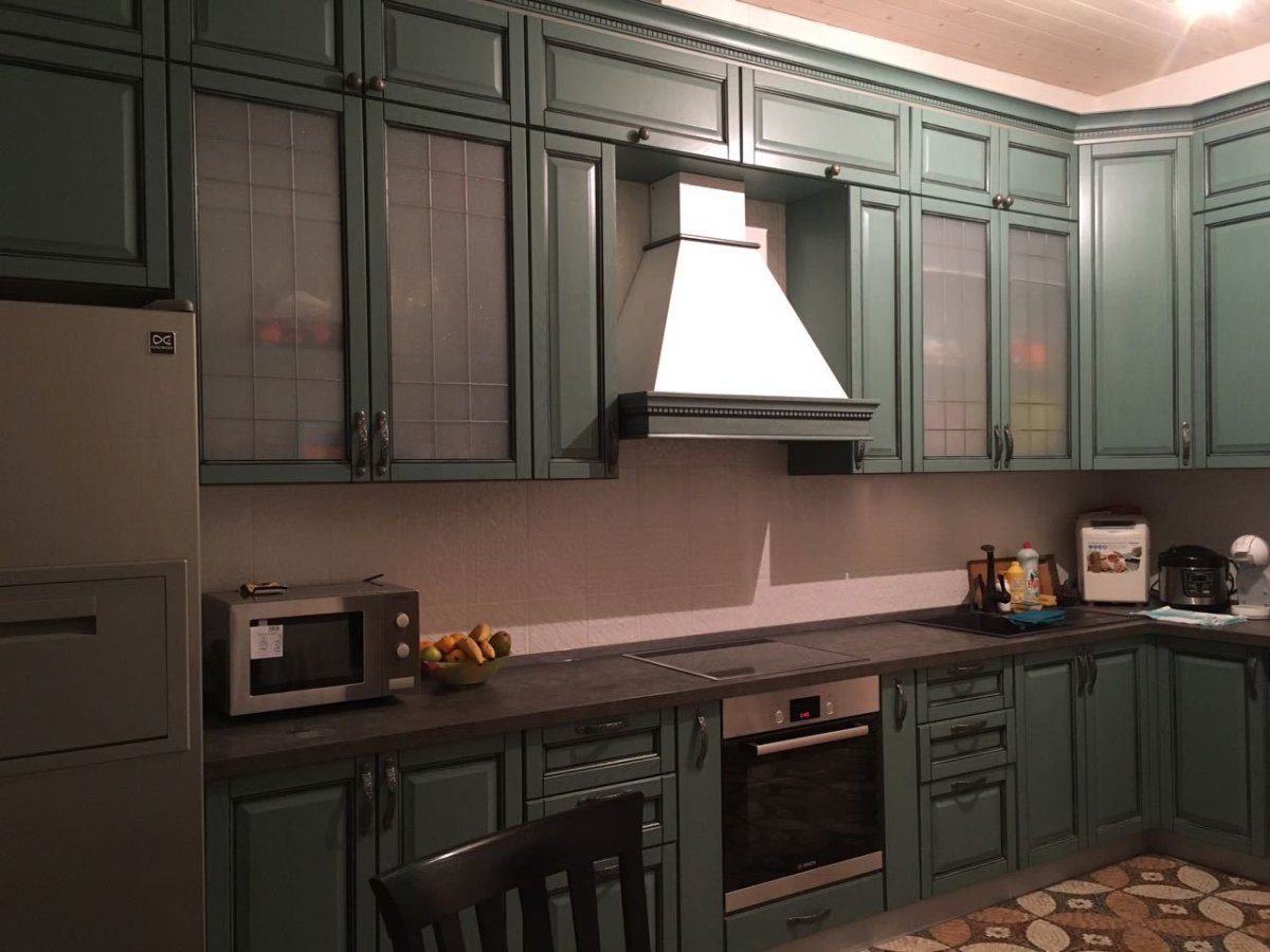 Кухня классика с антресолями