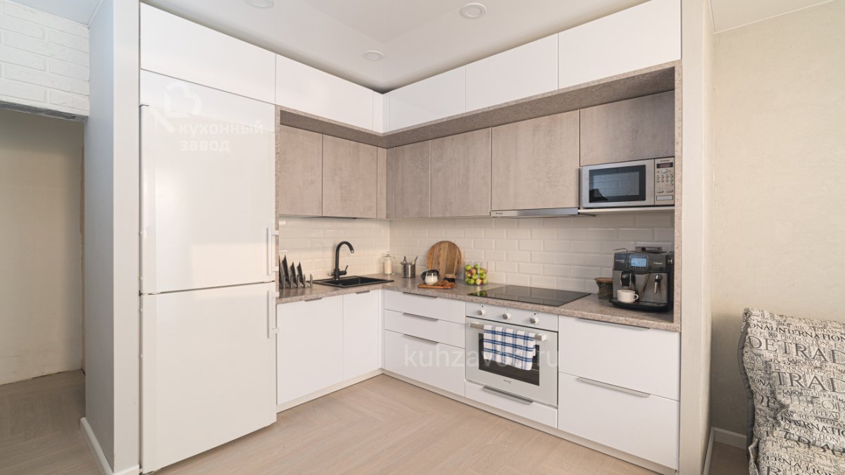 Кухни с антресолями до потолка угловые в светлых тонах