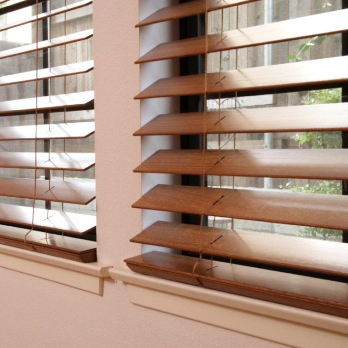 Жалюзи на окна двухцветные