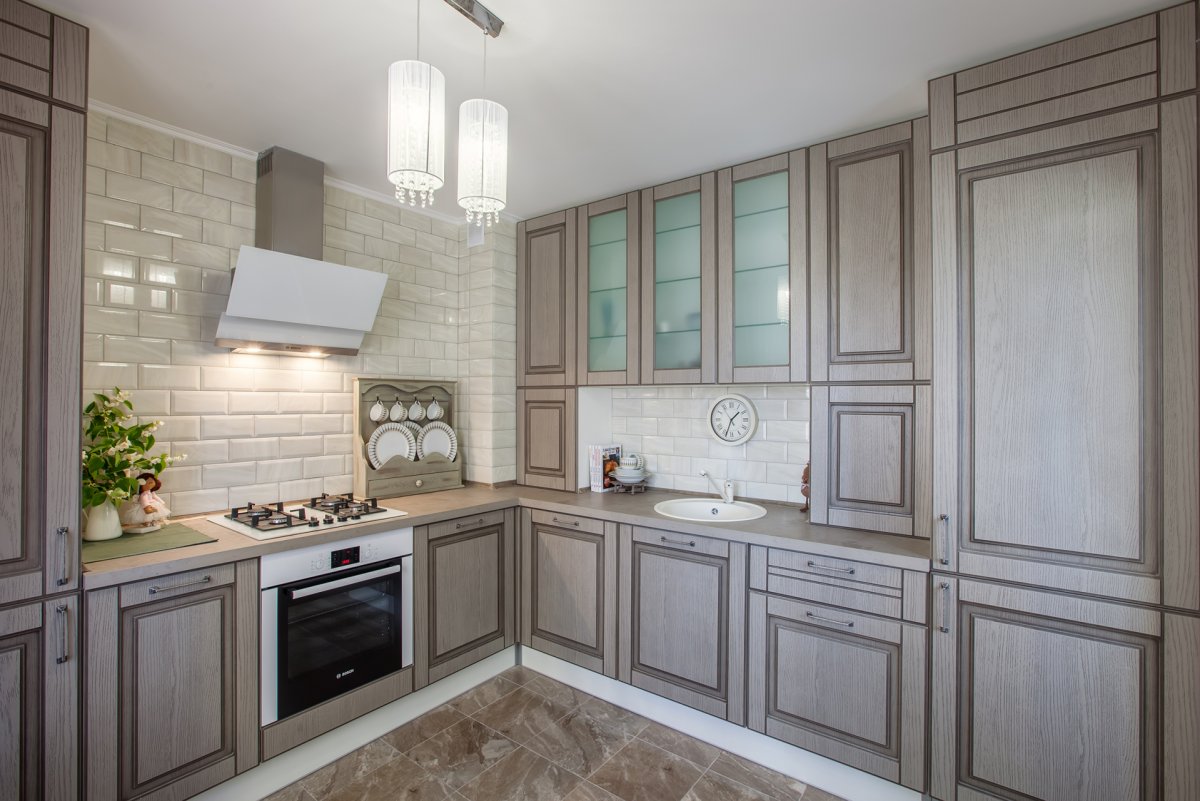 Кухни Неоклассика светлые с патиной