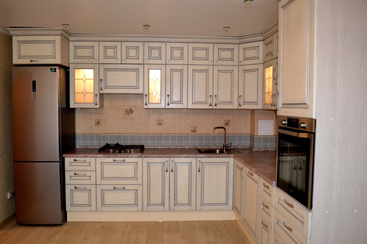 Угловая кухня классика с антресолью