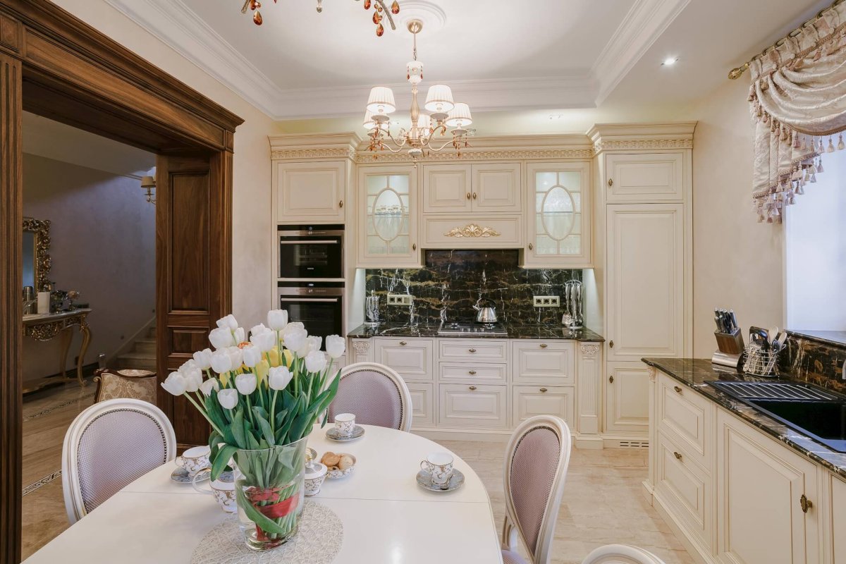 Потолок кухни в классическом стиле