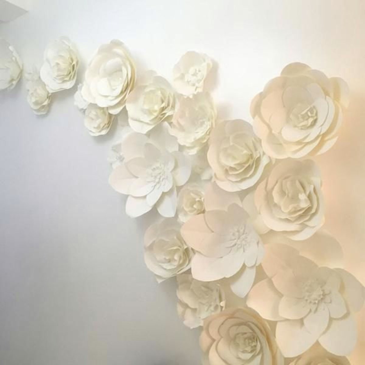 Белые цветы из фоамирана на стене