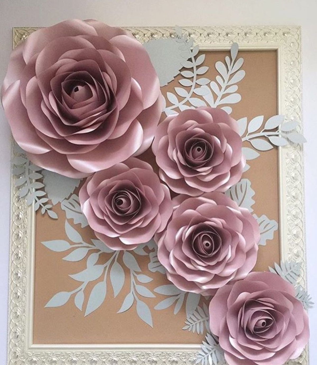 Панно с искусственными цветами